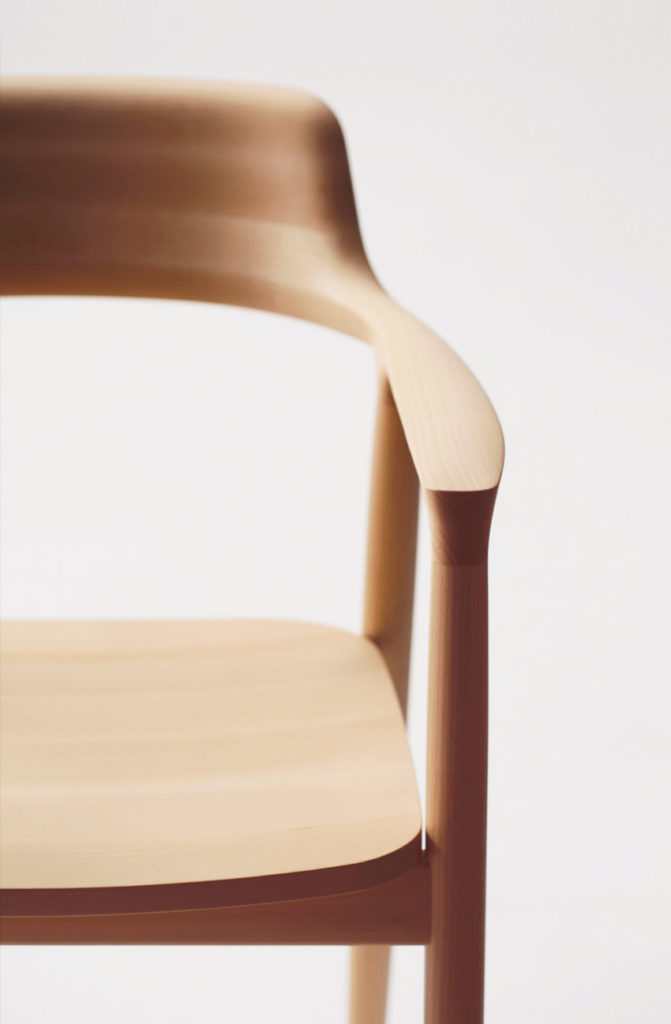 Fauteuil Hiroshima, de Naoto Fukasawa chez le fabricant Maruni. Un fauteuil en bois exceptionnel. Vue face avant du fauteuil.