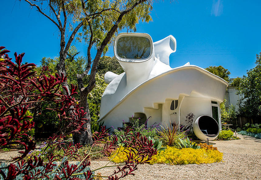 Spaceship House, une maison californienne extraordinaire. Architecture des années 70. Jardin.