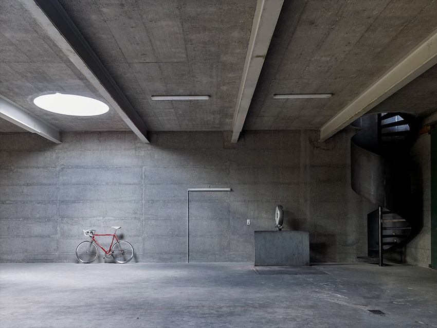 Maison d'architecte en béton, brutaliste, inspiration Paulo Mendes da Rocha. Garage.