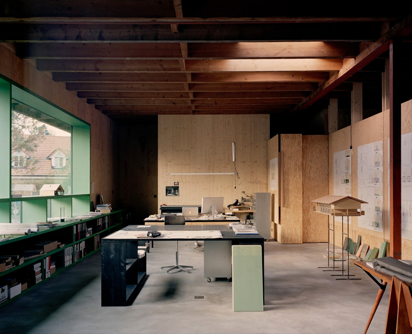 Maison d'architecte en béton, brutaliste, inspiration Paulo Mendes da Rocha. Bureau