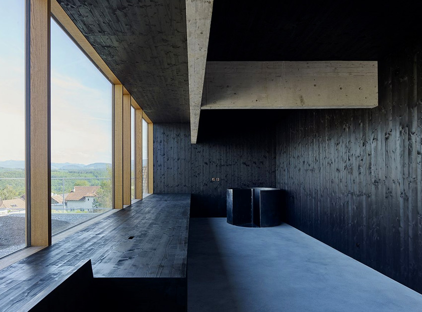 Maison d'architecte en béton, brutaliste, inspiration Paulo Mendes da Rocha. Haut de l'escalier.