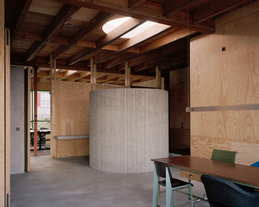 Maison d'architecte en béton, brutaliste, inspiration Paulo Mendes da Rocha. Salle de bain