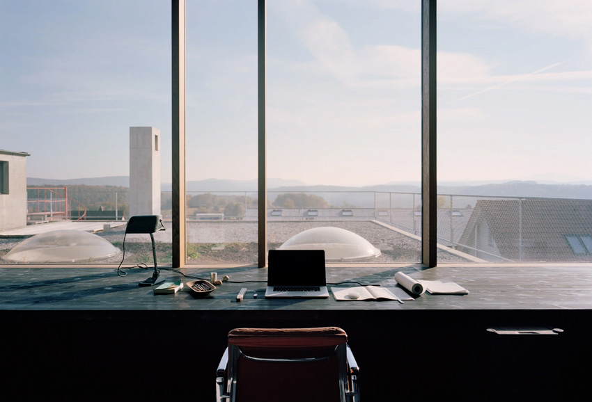 Maison d'architecte en béton, brutaliste, inspiration Paulo Mendes da Rocha. Bureau et vue extérieure