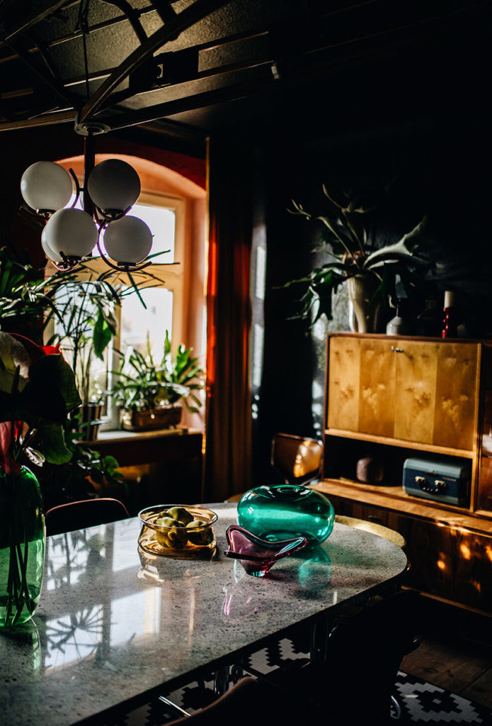 Appartement maximaliste - Déco intérieure colorée, inventive et chaleureuse - Salon