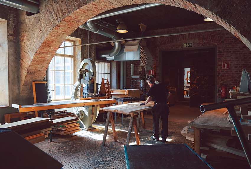 Atelier NIkari en Finlande, atelier qui façonne le bois.