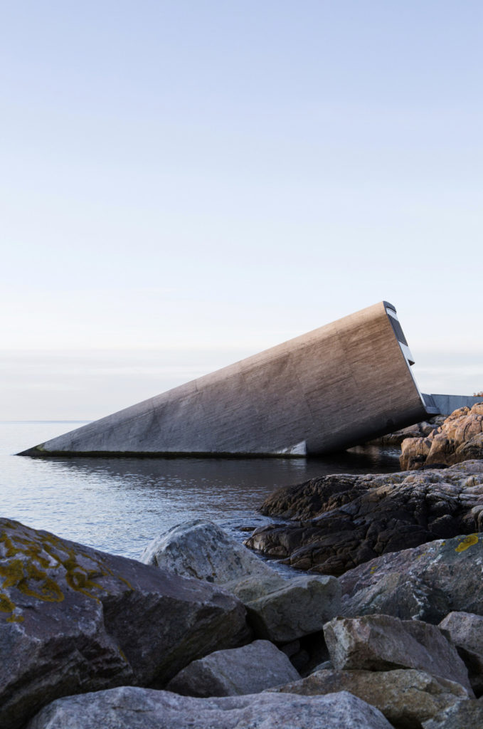 Under, Restaurant sous-marin en Norvège - Vue d'extérieur en mi-immersion